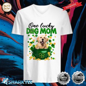 One Lucky Dog Mom Funny Golden Retriever Mom St Patricks Day V-neck